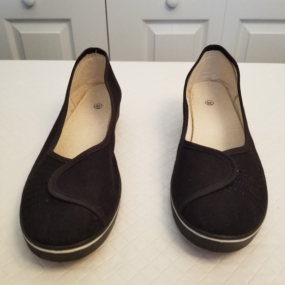 Black Slip On Womens Size 40 US 8.5 Material Low Wedge - Picture 1 of 6